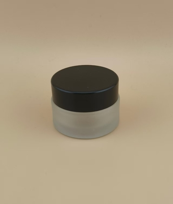 Bouteille de crème en verre à côtes claires avec couvercle à vis noir pour lotion féminine