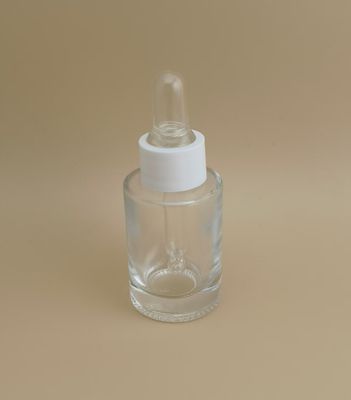 Flacon compte-gouttes miniature en verre adapté aux applications de soins de la peau, garantissant une manipulation aisée et une distribution précise pour les soins de la peau des femmes