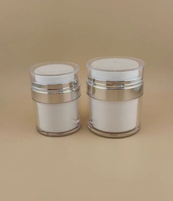 Bouteille argentée avec revêtement extérieur transparent pour produit de soins de la peau