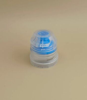 Joli design, bouchon rond en plastique transparent et nervuré pour flacons de soins de la peau