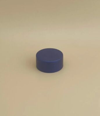 Délicatement conçu, le capuchon en plastique bleu foncé pour les bouteilles de soins de la peau