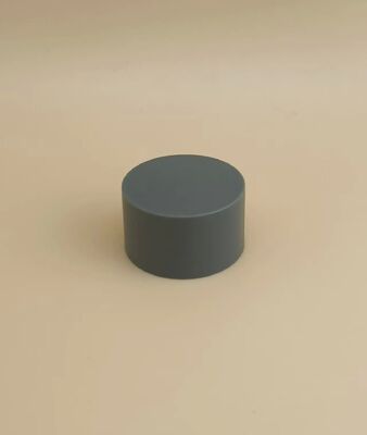 Bouchon mat lisse en plastique gris pour flacons cosmétiques
