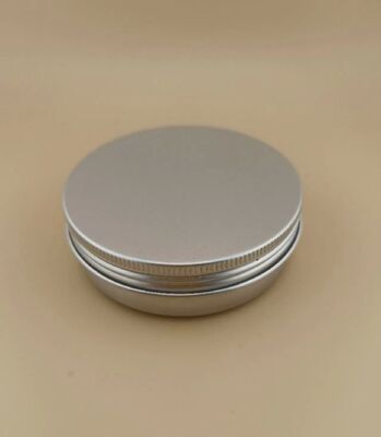 Un étui en aluminium argenté avec capuchon à vis pour les cosmétiques