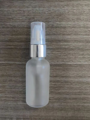 Bouteille en verre colorée avec pompe à crème
