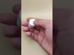 Petit bouchon en plastique blanc rond et lisse pour les bouteilles de soins de la peau