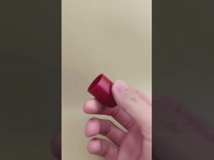 Un bon design de bouchon en plastique rouge pour les bouteilles de soins de la peau