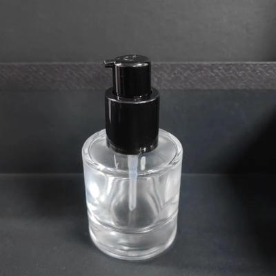 Des pompes de traitement cosmétique protégées contre les fuites et des échantillons gratuits de soins du visage.