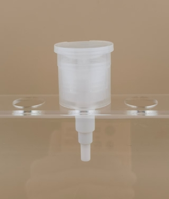 Une pompe à ongles blanche transparente à l'intérieur de la K802-1 pour le démaquillage des filles