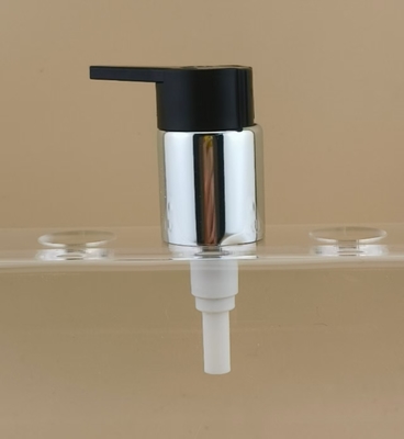 Pompe crème noire et argentée K702-1 pour flacons cosmétiques