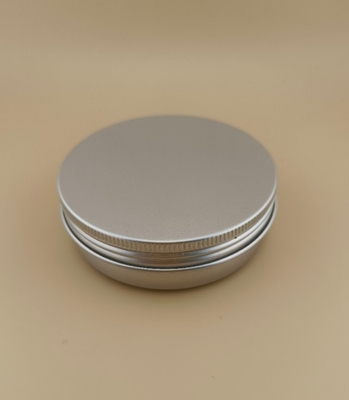 Un étui en aluminium argenté avec capuchon à vis pour les cosmétiques