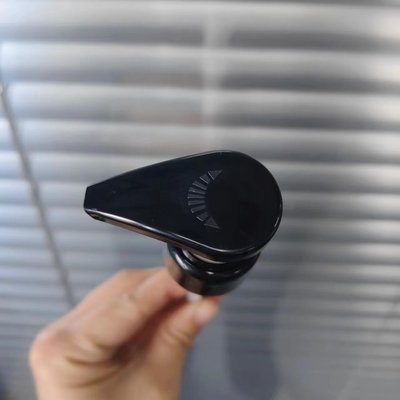 Pompe distributrice de lotion PP à fermeture fine nervurée, tête en selle, pompe à lotion à vis en plastique