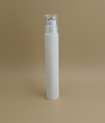 Délicatement conçu, tube flexible en plastique blanc pour les soins de la peau