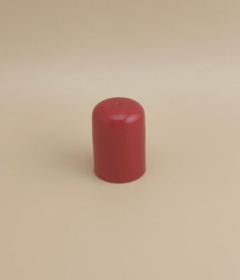 Un bon design de bouchon en plastique rouge pour les bouteilles de soins de la peau