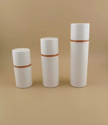 Bouteille en plastique portable brune sans air et confort de voyage avec couverture blanche