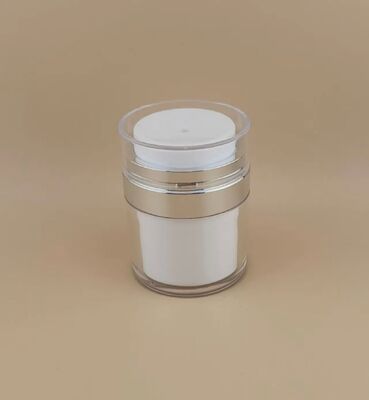 Bouteille argentée avec revêtement extérieur transparent pour produit de soins de la peau