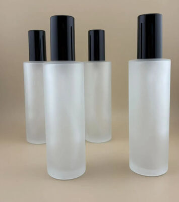 Bouteille en verre transparent mat avec pompe de traitement noire pour les cosmétiques