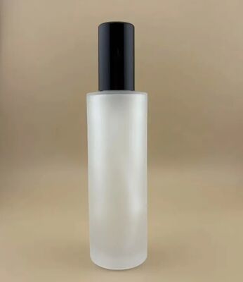 Bouteille en verre transparent mat avec pompe de traitement noire pour les cosmétiques