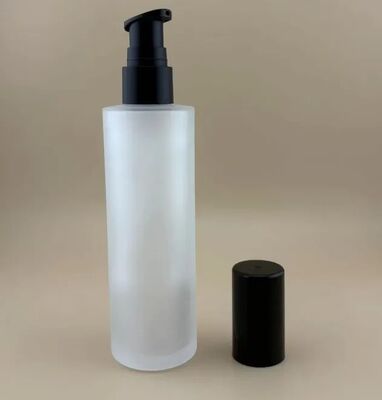 Bouteille en verre transparent mat avec pompe de traitement noire pour les cosmétiques