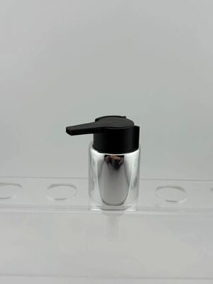 28/410 Pompe à crème en plastique noir mat avec pinceau pour emballage cosmétique
