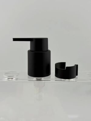 28/410 Pompe à crème en plastique noir mat avec pinceau pour emballage cosmétique