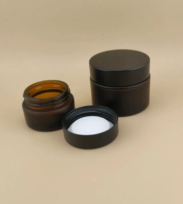 Un bon design, un verre noir, un pot de crème avec un couvercle à vis pour la lotion.