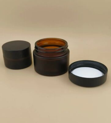 Un bon design, un verre noir, un pot de crème avec un couvercle à vis pour la lotion.