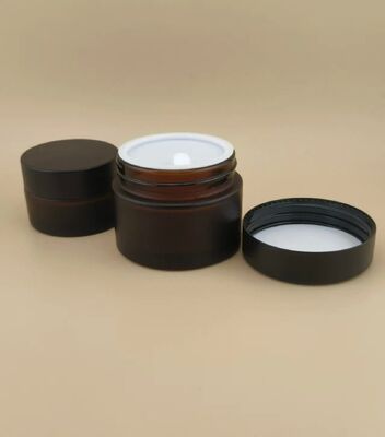 Un bon design, un verre noir, un pot de crème avec un couvercle à vis pour la lotion.