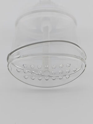 50 ml de gel vide ronde rempli à nouveau avec un déodorant à bâton contenant un tube tordu