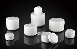 une série d'emballages cosmétiques de lotions pour la peau et de crème pour le visage