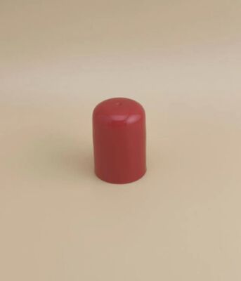 Un bon design de bouchon en plastique rouge pour les bouteilles de soins de la peau