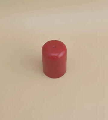 Un bon design de bouchon en plastique rouge pour les bouteilles de soins de la peau
