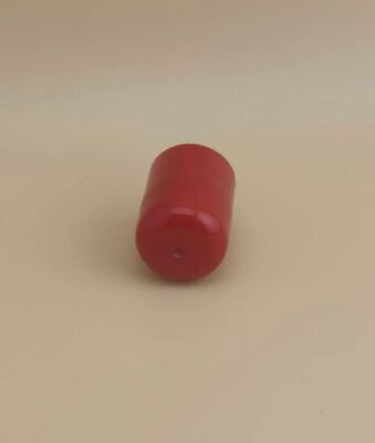 Un bon design de bouchon en plastique rouge pour les bouteilles de soins de la peau