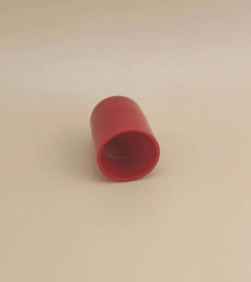 Un bon design de bouchon en plastique rouge pour les bouteilles de soins de la peau