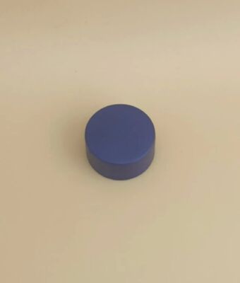 Délicatement conçu, le capuchon en plastique bleu foncé pour les bouteilles de soins de la peau