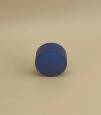 Délicatement conçu, le capuchon en plastique bleu foncé pour les bouteilles de soins de la peau