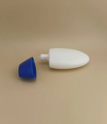 Bouteille en plastique blanc lisse avec bouchon bleu pour shampooing