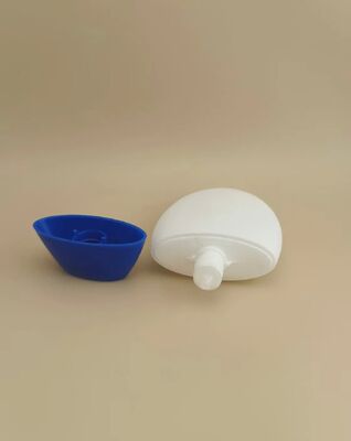 Bouteille en plastique blanc lisse avec bouchon bleu pour shampooing