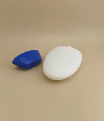 Bouteille en plastique blanc lisse avec bouchon bleu pour shampooing