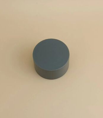 Bouchon mat lisse en plastique gris pour flacons cosmétiques