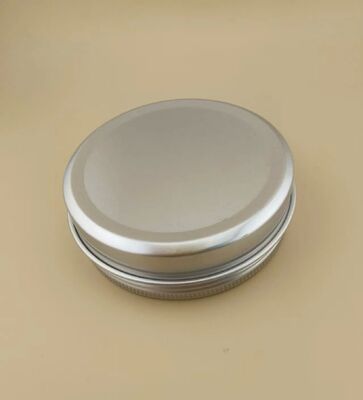 Un étui en aluminium argenté avec capuchon à vis pour les cosmétiques