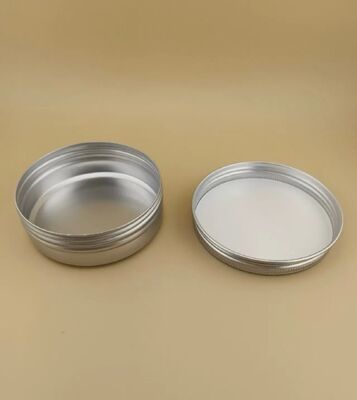 Un étui en aluminium argenté avec capuchon à vis pour les cosmétiques