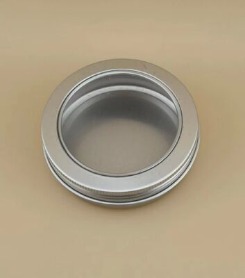 Une grande étui en aluminium argenté avec un bouchon à vis transparent pour les cosmétiques