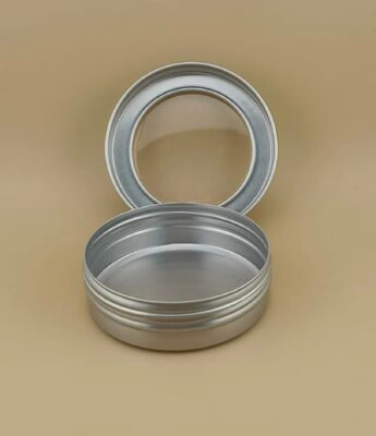 Une grande étui en aluminium argenté avec un bouchon à vis transparent pour les cosmétiques