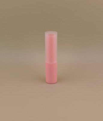 Emballage de baume à lèvres rose avec couvercle à nervures clair pour les rouge à lèvres