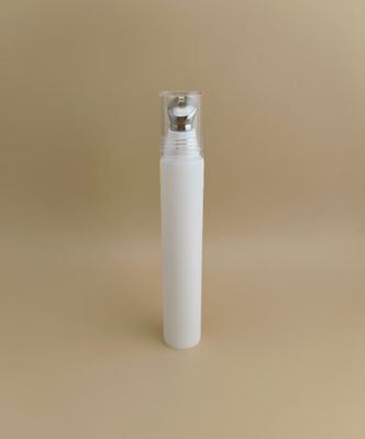 Un tube flexible en plastique blanc pour les soins de la peau