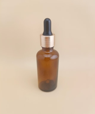 Flacon compte-gouttes rond lisse marron clair moyen au design délicat pour les soins de la peau