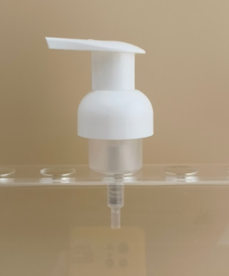 Pompe en mousse plastique blanche au design délicat pour flacons de shampooing