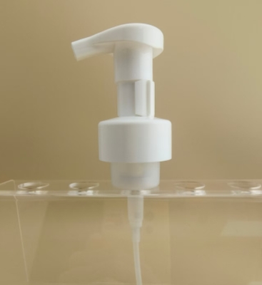 Une pompe à mousse en plastique blanc pour bouteilles de shampooing