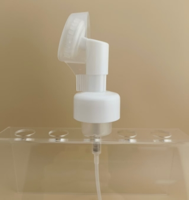 Une pompe à mousse en plastique blanc avec un pinceau pour les bouteilles de lavage