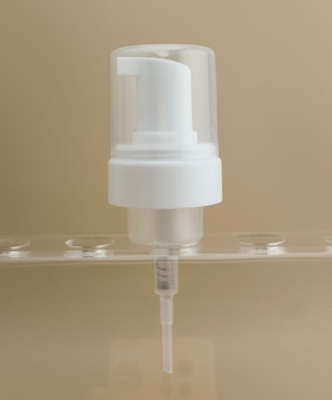 Une pompe à mousse en plastique blanc de conception délicate pour les bouteilles de bain de corps